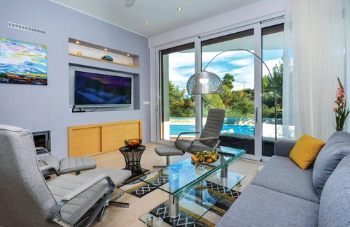 Municipality of Trogir House | 230 m² House ∙ 4 bedrooms ∙ 8 guests