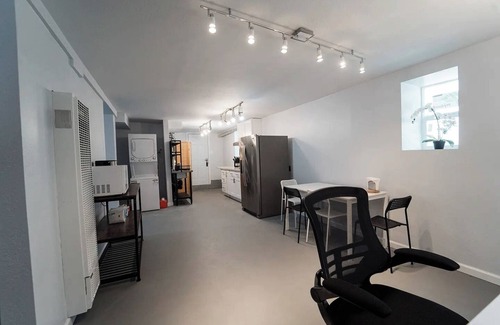 Central Berkeley Apartment | 2336C - Ground 2B1B Unit with Laundry TV near UCB