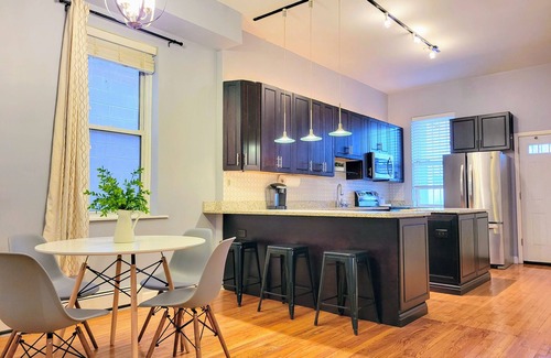 Chinatown Apartment | 23rd St - Modern 2 Bedroom with Parking - near McCormick Place, Chinatown