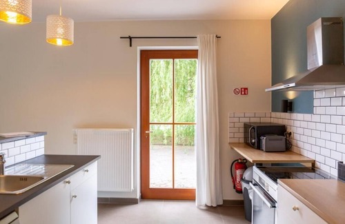 Leuze-en-Hainaut Bed & Breakfast | 24 mins from Pairi Daiza | Quiet house with fire pit