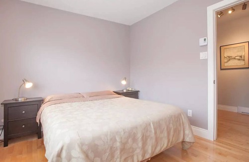 De Lorimier Apartment | #240 Georgious, Spacious Apt, in Plateau Mont-Royal