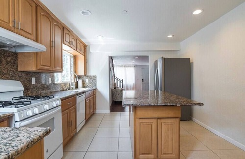 Oakland House | 2402 - 4B3B Gated House near Zoo Coliseum FWY BART