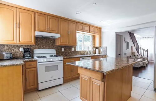 Oakland House | 2402 - 4B3B Gated House near Zoo Coliseum FWY BART