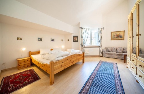 Vulpera Apartment | 2403 Charmante Dachwohnung mit hohen Decken und Suedbalkon