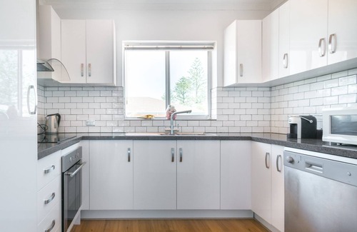 Grange Apartment | 242 Steps to the Beach at Grange with Netflix and train to the City/Footy