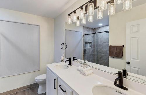 Silverado Ranch Villa | 24hr Host - New Renovated House Near Airport U025