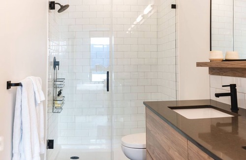 Downtown Kelowna Apartment | 24th Floor Panoramic Penthouse in DT Kelowna With Amazing Views; Huge, Brand-new