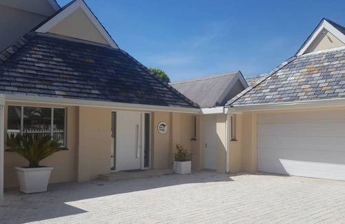 Lakeside Villa | 250 m² Villa ∙ 3 bedrooms ∙ 6 guests