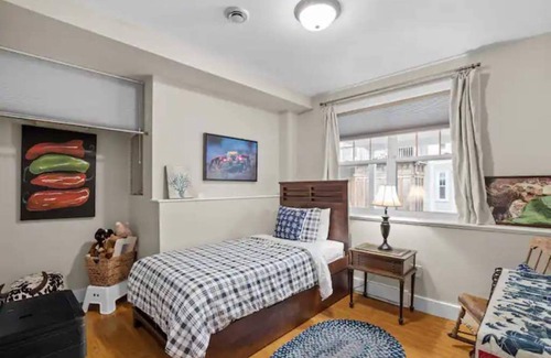 Chester House | 2500' | Front HBR | Lap Pool | DT 5 Min Walk | 3BD