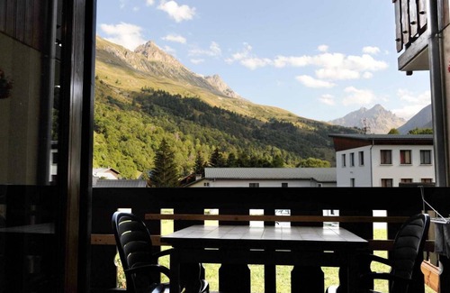 Valloire Apartment | 250m from shops, 1st floor, balcony, parking, ski locker, 24m², Valloire