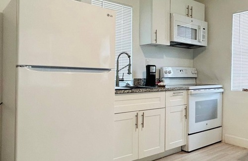 Tropic Apartment | 2538 Chic Studio Near Art District