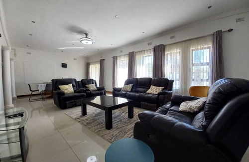 Gweru House | 260 m² House ∙ 4 bedrooms ∙ 8 guests