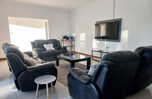 Gweru House | 260 m² House ∙ 4 bedrooms ∙ 8 guests