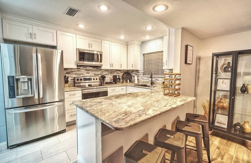 Springtree House | 2648 NW 42nd Pl · Modern & Amazing Retreat w/Games
