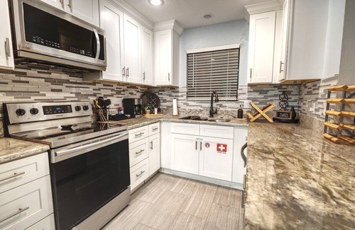 Springtree House | 2648 NW 42nd Pl · Modern & Amazing Retreat w/Games