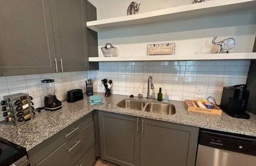 Pflugerville Apartment | 27 Cozy King w Resort Amenities