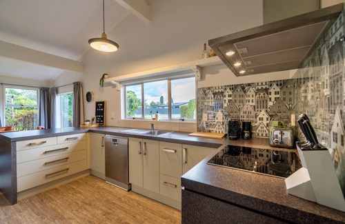 Te Anau House | 27 on Henry - Te Anau Holiday Home