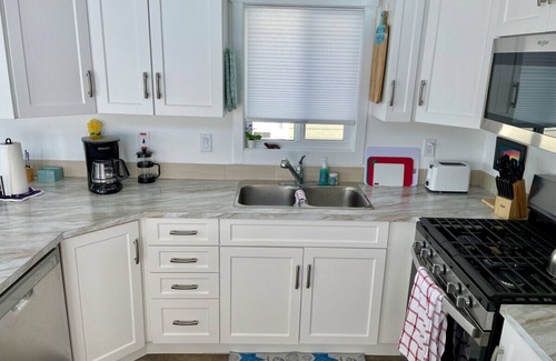 Regional District of Mount Waddington Cottage | 27 - On The Rocks Cottage By The Sea at Alder Bay