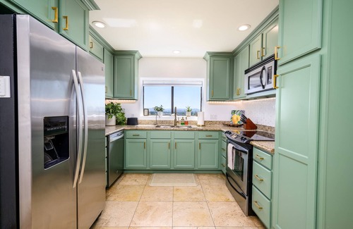 New Northtown Condo | 270° City/Mountain views!