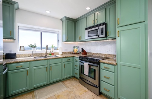 New Northtown Condo | 270° City/Mountain views!