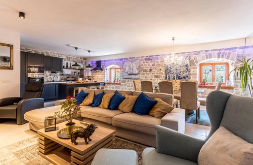 Solin House | 270 m² House ∙ 3 bedrooms ∙ 8 guests