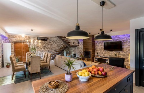 Solin House | 270 m² House ∙ 3 bedrooms ∙ 8 guests