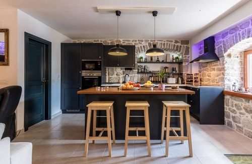Solin House | 270 m² House ∙ 3 bedrooms ∙ 8 guests