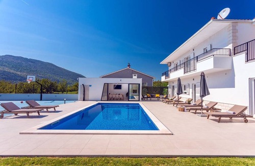 Omis Villa | 270 m² Villa ∙ 5 bedrooms ∙ 10 guests