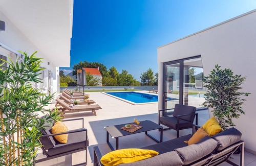 Omis Villa | 270 m² Villa ∙ 5 bedrooms ∙ 10 guests