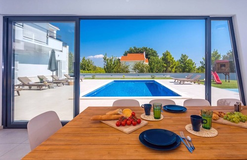 Omis Villa | 270 m² Villa ∙ 5 bedrooms ∙ 10 guests