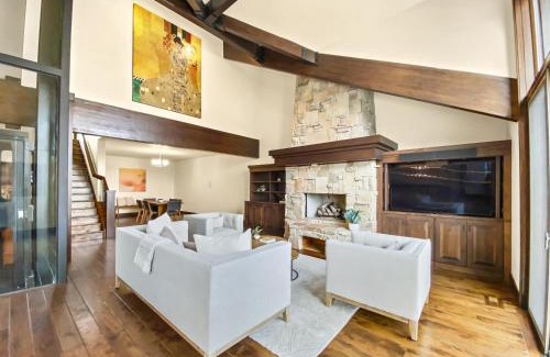 Park Meadows House | 2744 The Cove! Modern Luxury Townhome with Hot Tub, Pool, and Shuttle to the Slopes! home