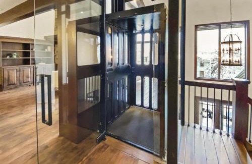 Park Meadows House | 2744 The Cove! Modern Luxury Townhome with Hot Tub, Pool, and Shuttle to the Slopes! home