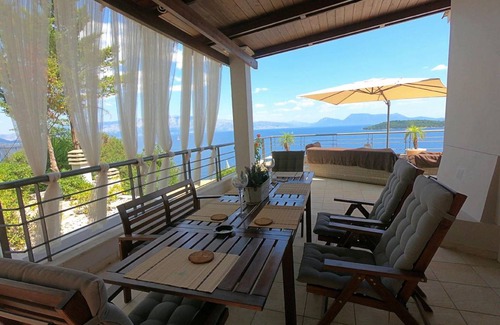 Perigiali House | 275 m² House ∙ 4 bedrooms ∙ 8 guests