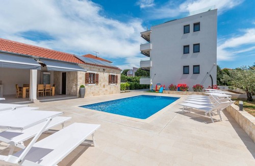Turanj House | 287 m² House ∙ 6 bedrooms ∙ 12 guests