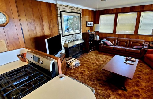 Prue House | 289 Scenic Lane Lakefront cabin w/boat dock, large deck, and Keystone Lake views