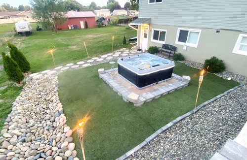 Lewiston House | 29' Deluxe Climate Controlled Toy Hauler Camper - Sleeps 4 Guests.