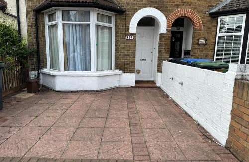 Enfield Lock House | 29 minits to airport and 29 mints to Liverpool st central London