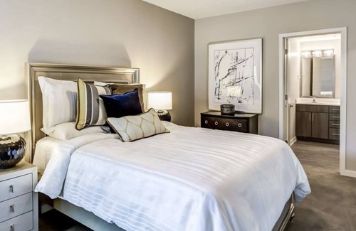 Lombard Apartment | 2b 2ba Condo