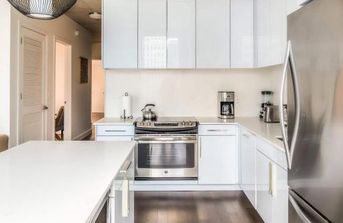 Downtown Chicago Apartment | 2B 2BA Luxury Suite with Balcony and Wi-Fi, PAID IN and OUT PARKING IN BLDG