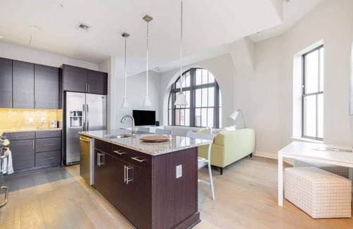 Downtown Baltimore Apartment | 2B/2BA Modern Downtown Suite, Rooftop Deck & Gym