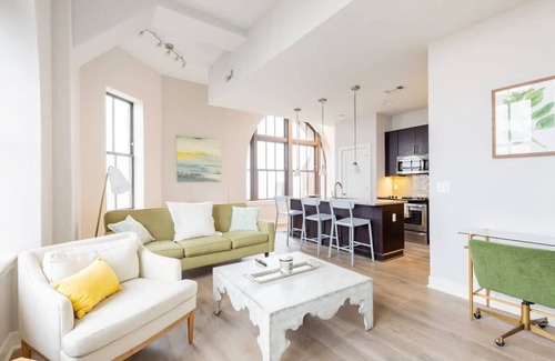 Downtown Baltimore Apartment | 2B/2BA Modern Downtown Suite, Rooftop Deck & Gym