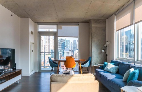 Downtown Chicago Apartment | 2B 2BA Sophisticated Luxury Apartment with Balcony, Wi-FI, Paid Parking on Premises