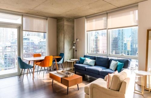 Downtown Chicago Apartment | 2B 2BA Sophisticated Luxury Apartment with Balcony, Wi-FI, Paid Parking on Premises