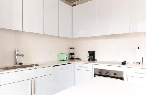 Downtown Chicago Apartment | 2B 2BA Sophisticated Luxury Apartment with Balcony, Wi-FI, Paid Parking on Premises
