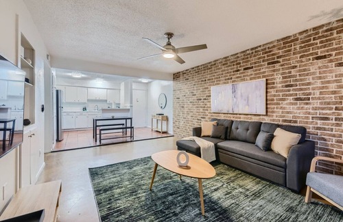 Bouldin Apartment | 2B Getaway | Sleeps 6 | Pool, Pkg | Walk Dtwn