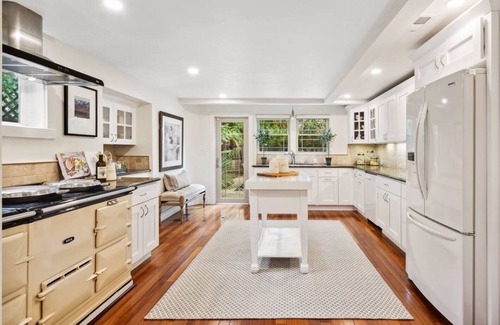 University South House | 2B in DT near Stanford, Big Living room & Kitchen