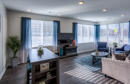 Midtown Condo | 2B Luxury Midtown Condo 103 - Underground Heated Parking!