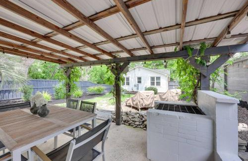 Earlewood House | 2BD 2BA Bungalow Beautiful Backyard Grill