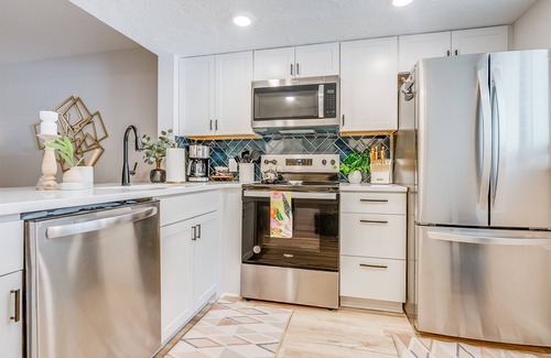 Montgomery Condo | 2bd/2ba Condo * Pool * Renovated * Dogs Welcome * Condo in Savannah*30+ day stay