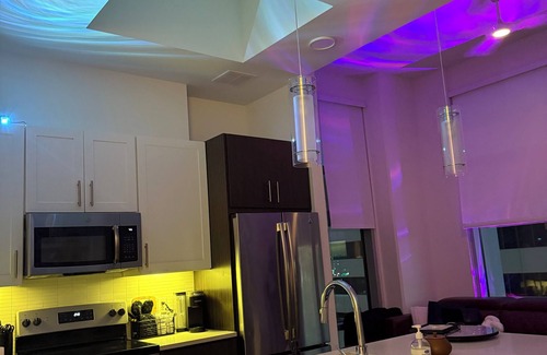 Texas Medical Center Condo | 2BD/2BA Rolls-Royce Inspired City Highrise w/Rooftop Pool